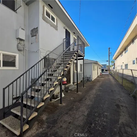 a view of entryway with a front door
