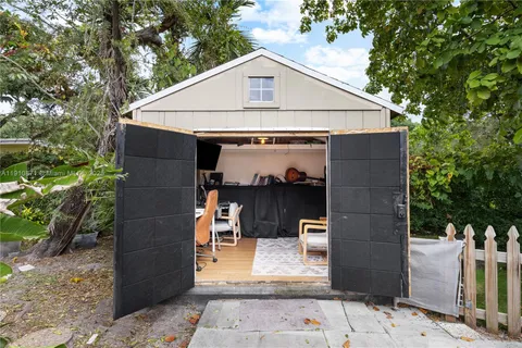 a view of entryway with window
