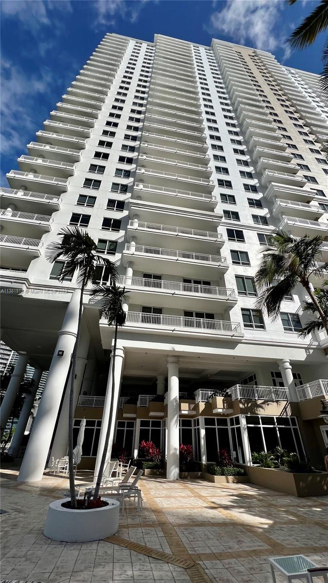 801 Brickell Key Boulevard, Unit 908 Miami, FL 33131 - Photo 23 of 29 a view of a large building