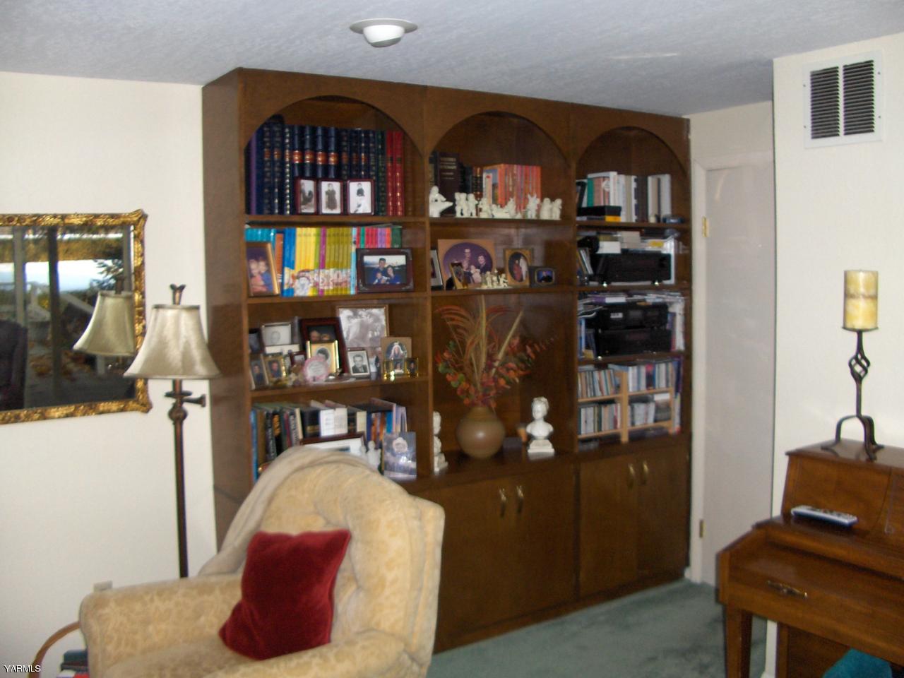 400 Roberts Road Yakima, WA 98908 - Photo 8 of 12 a living room with furniture