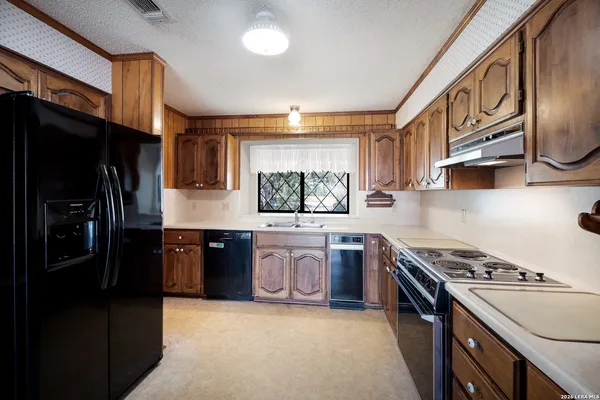 $652,000 | 19824 Chimney Creek Road, Helotes, TX 78023