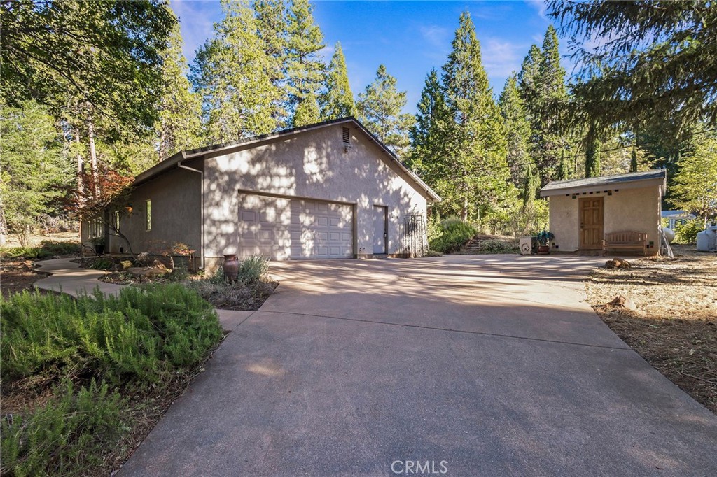 4911 Contentment Lane Forest Ranch, CA 95942 - Photo 27 of 30 a backyard of a house with lots of green space