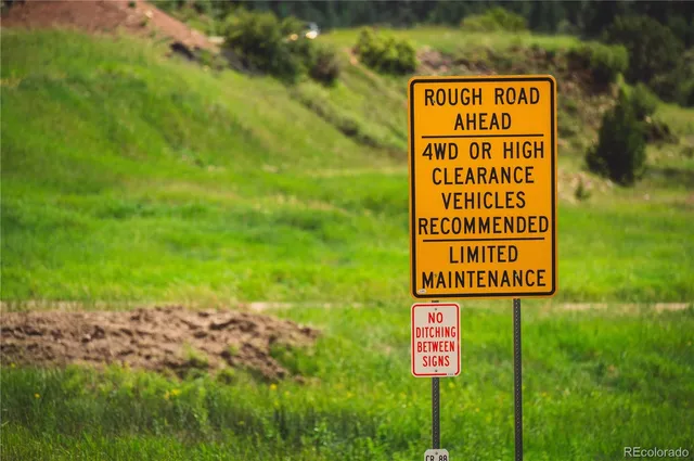 a sign of golf club on a wall