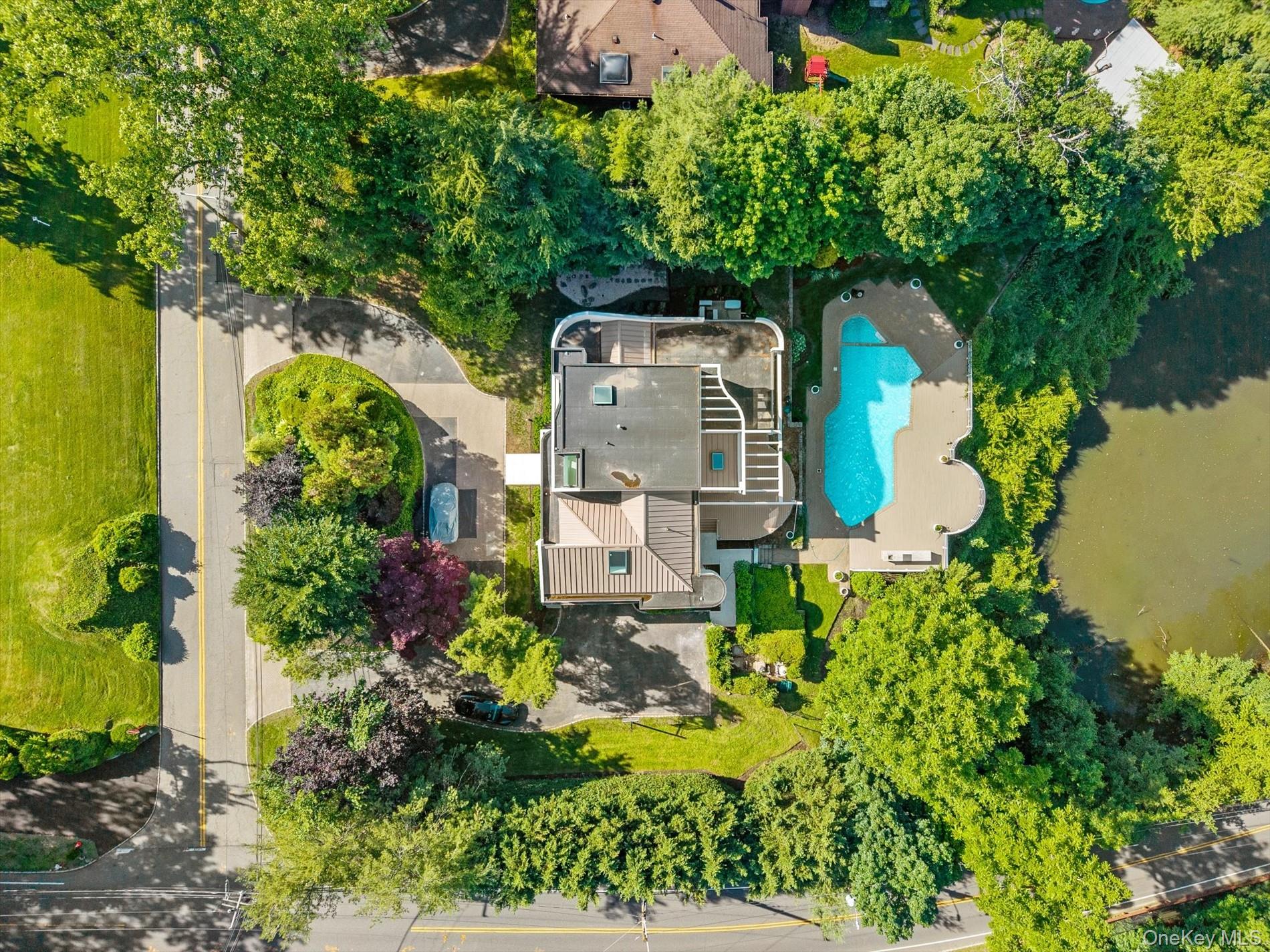 1 Foxwood Road Great Neck, NY 11024 - Photo 43 of 49
