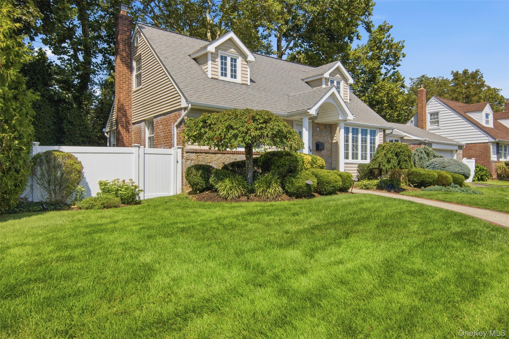 3 Cromwell Road Carle Place, NY 11514 - Photo 2 of 35 Gallery Image 2