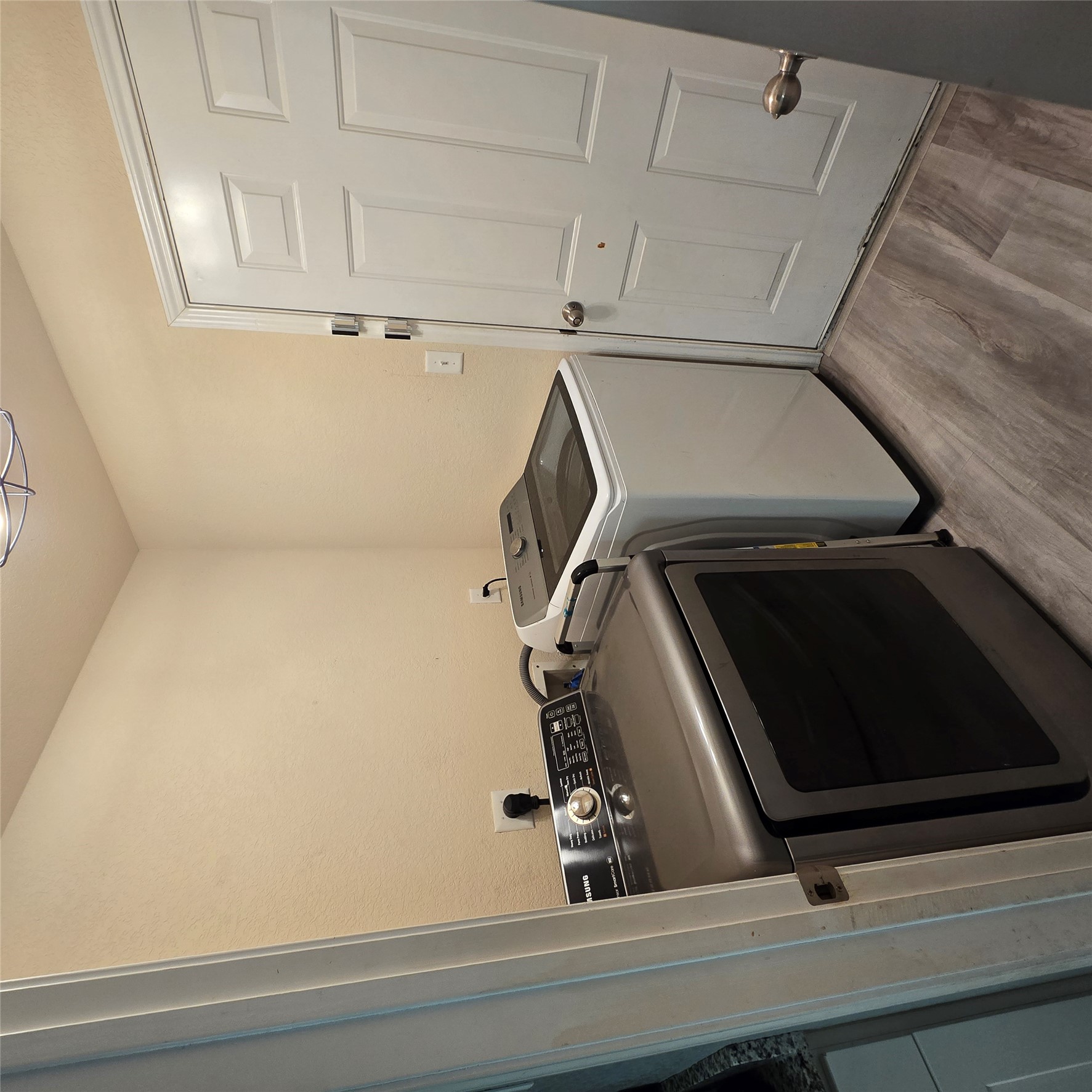 212 Druse Lane Jarrell, TX 76537 - Photo 15 of 39 a utility room with dryer and washer