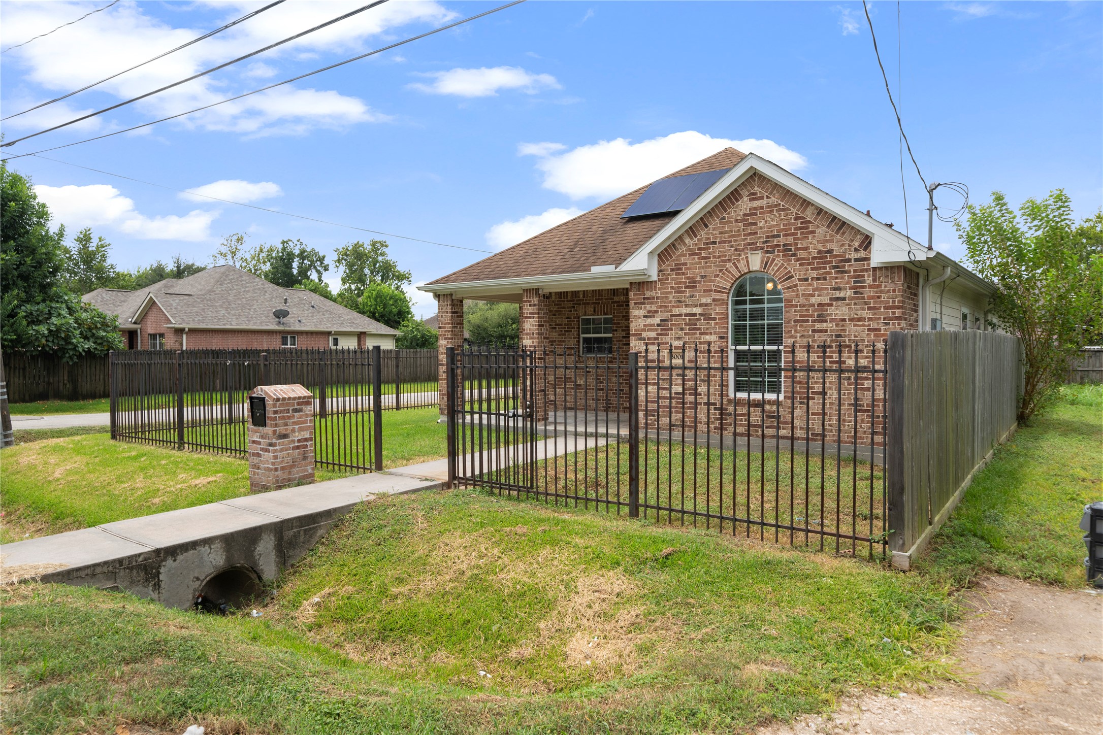 3001 Wayne Street Houston, TX 77026 - Photo 6 of 42 a view of a house with a small yard and wooden fence
