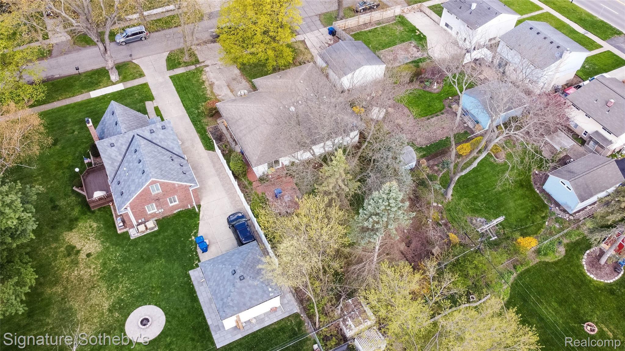 43 South Avery Road Waterford, MI 48328 - Photo 35 of 39 drone1.jpg