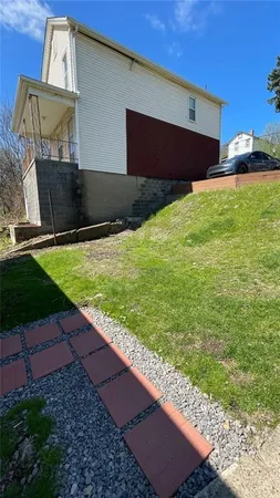 $1,250 | 424 West 7th Avenue, Unit 2, Tarentum, PA 15084