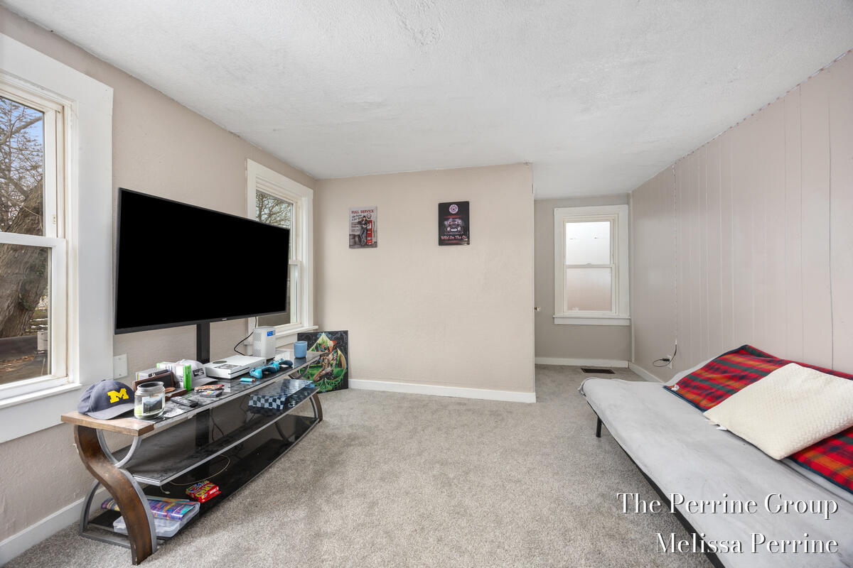 122 Brookview Street Kalamazoo, MI 49048 - Photo 15 of 19 Living room - Unit 2