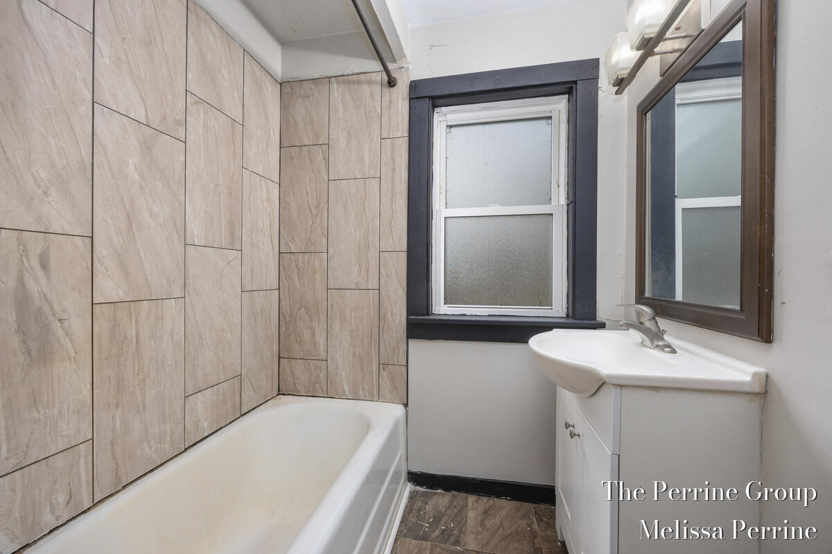 122 Brookview Street Kalamazoo, MI 49048 - Photo 8 of 19 Full Bathroom unit 3