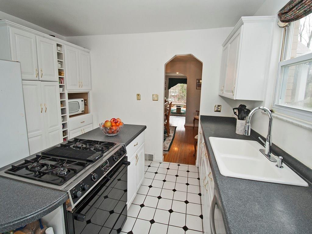 923 McNeilly Road Mt. Lebanon, PA 15226 - Photo 12 of 21 Gallery Image 12