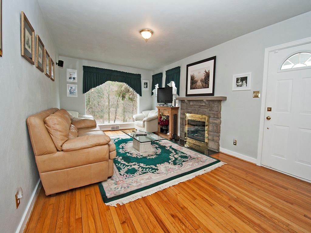 923 McNeilly Road Mt. Lebanon, PA 15226 - Photo 6 of 21 Gallery Image 6