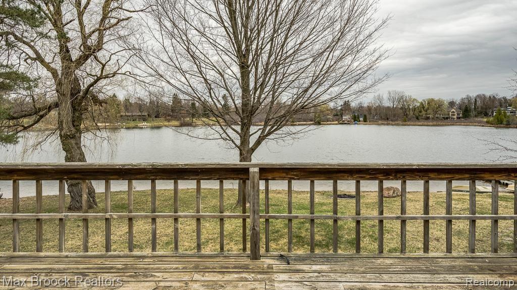 112 Clarkston Road Clarkston, MI 48346 - Photo 6 of 25 Deck Off Dining Room