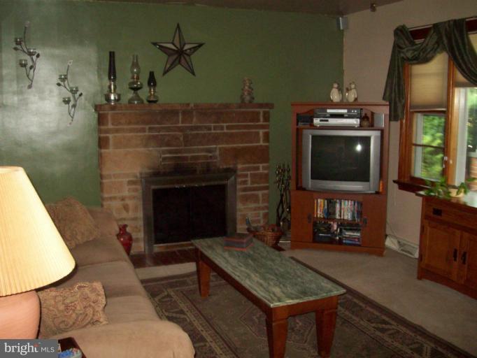 328 Nottingham Road Hagerstown, MD 21740 - Photo 7 of 14 Living Room