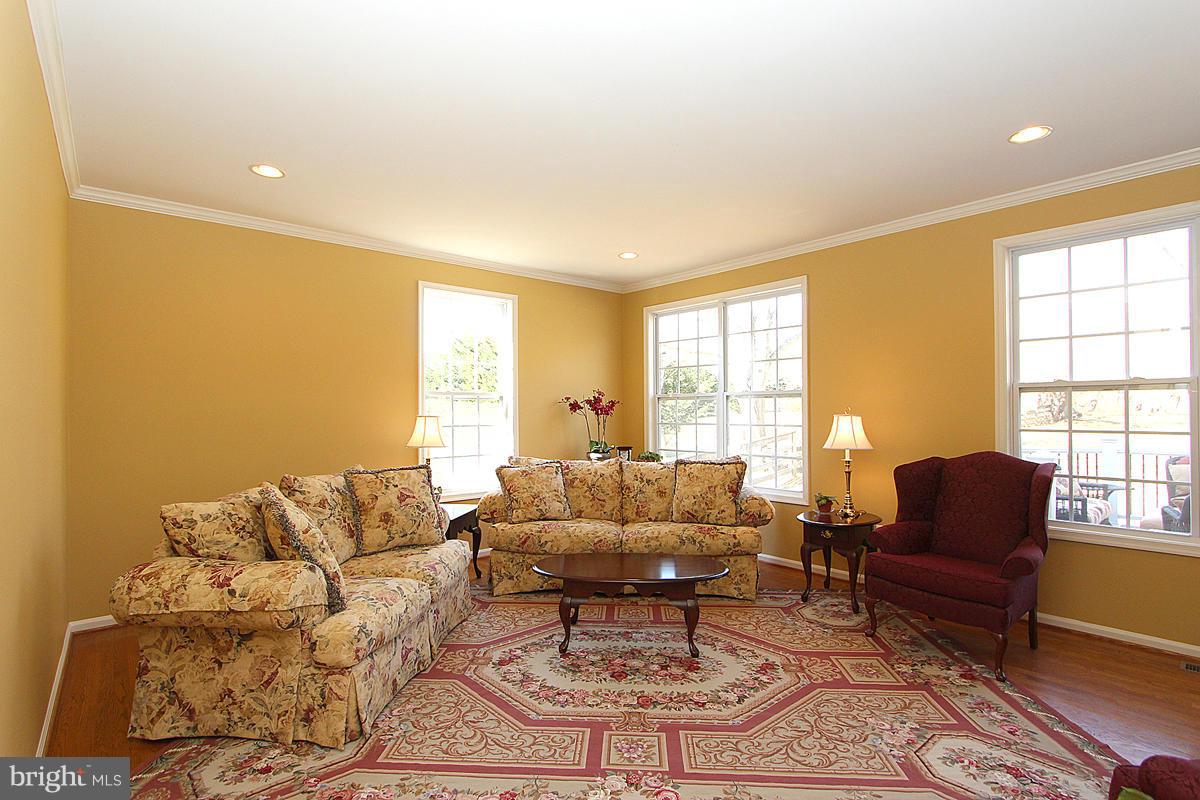 14219 Seneca Road Germantown, MD 20874 - Photo 15 of 30 Living Room
