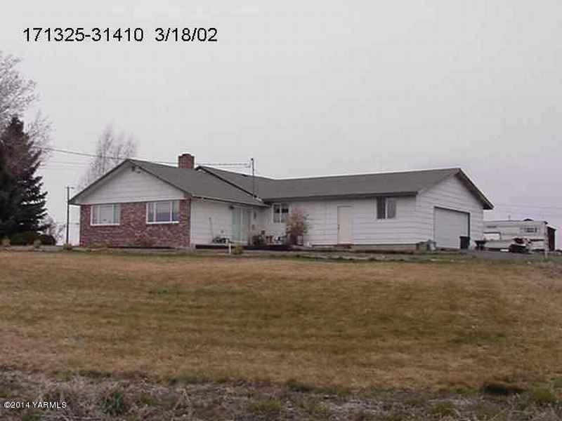 10715 Estes Road Yakima, WA 98908 - Photo 1 of 3 a front view of a house with a yard and garage