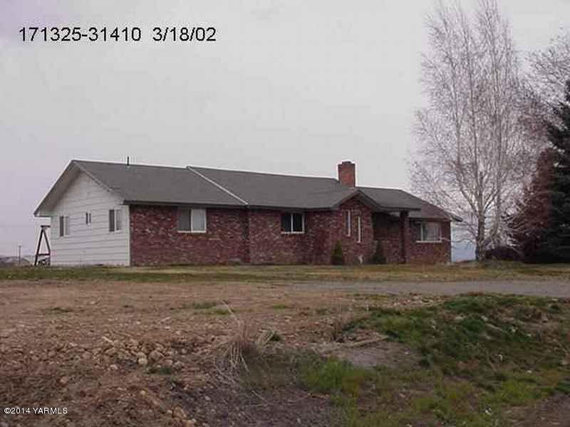 10715 Estes Road Yakima, WA 98908 - Photo 2 of 3 a house view with a outdoor space