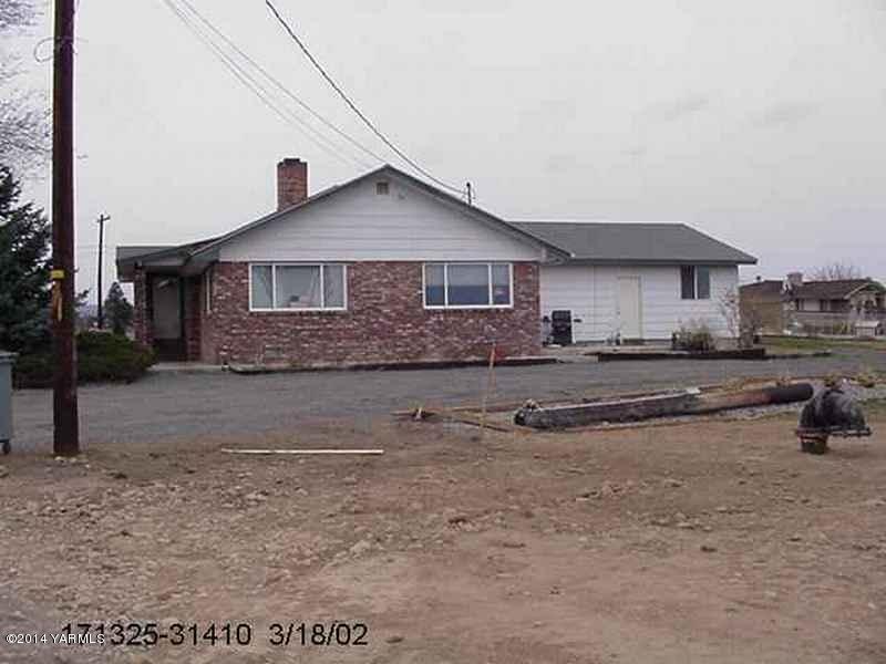 10715 Estes Road Yakima, WA 98908 - Photo 3 of 3 a front view of a house with a yard