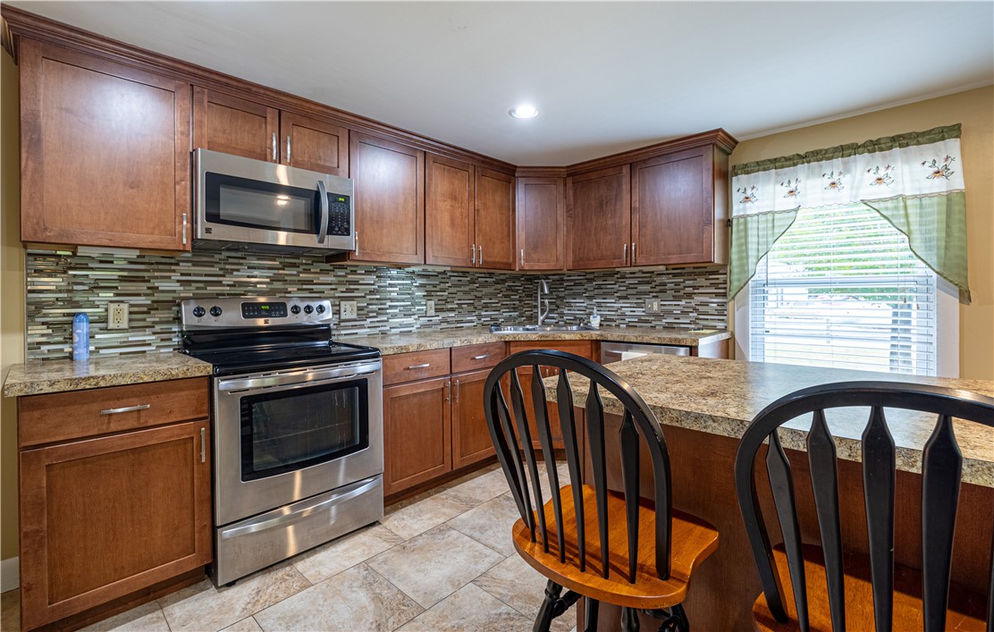 989 Putnam Pike Glocester, RI 02814 - Photo 13 of 31