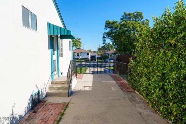 a view of entryway with patio