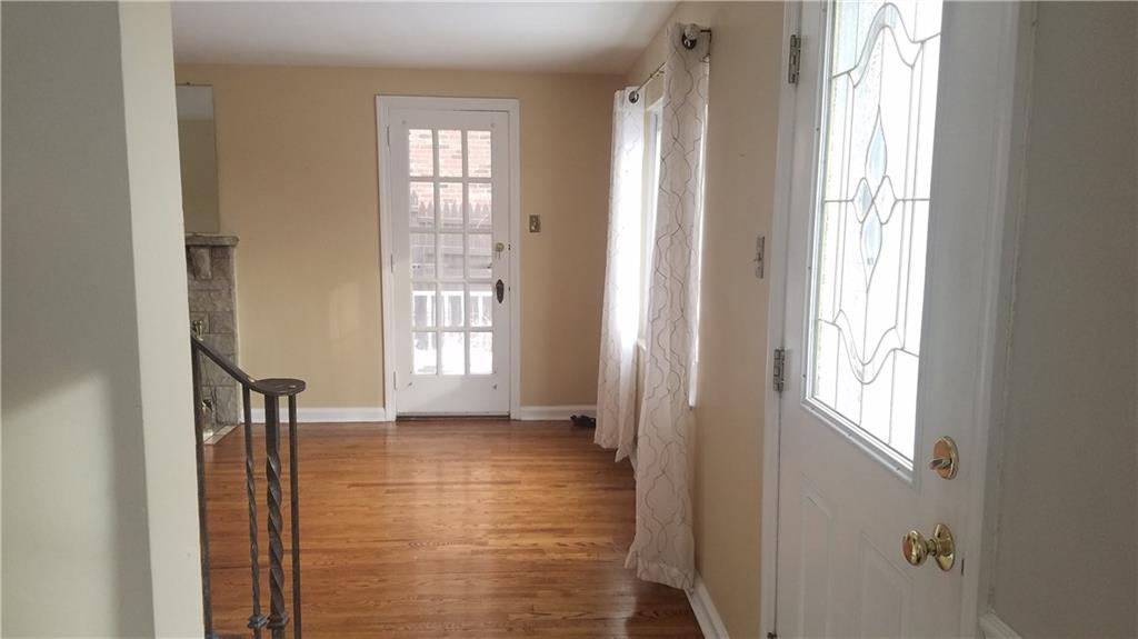 491 Old Farm Road Pittsburgh, PA 15228 - Photo 11 of 23 Front entryway