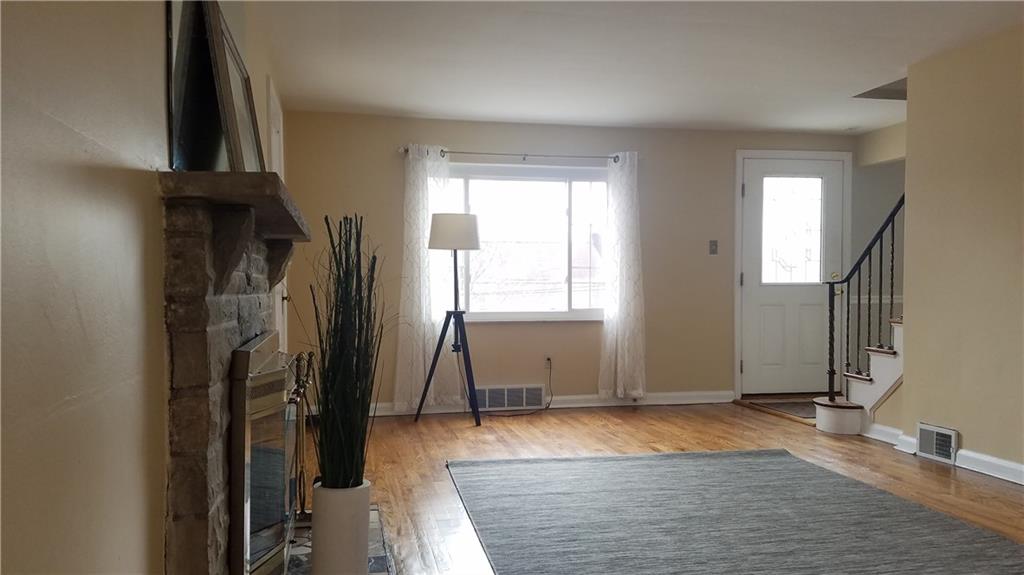 491 Old Farm Road Pittsburgh, PA 15228 - Photo 17 of 23 Living room