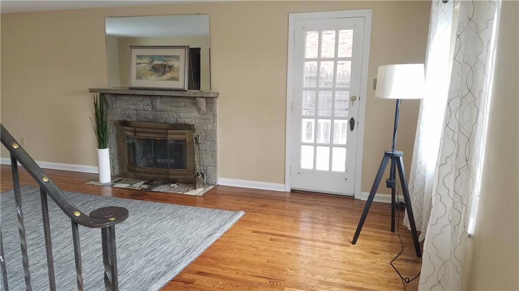491 Old Farm Road Pittsburgh, PA 15228 - Photo 4 of 23 Living room