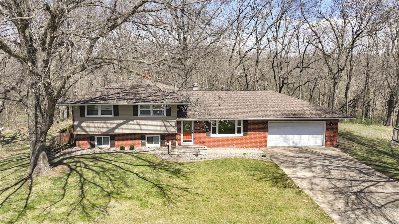 211 Lakeside Drive Bethalto, IL 62010 - Photo 2 of 52