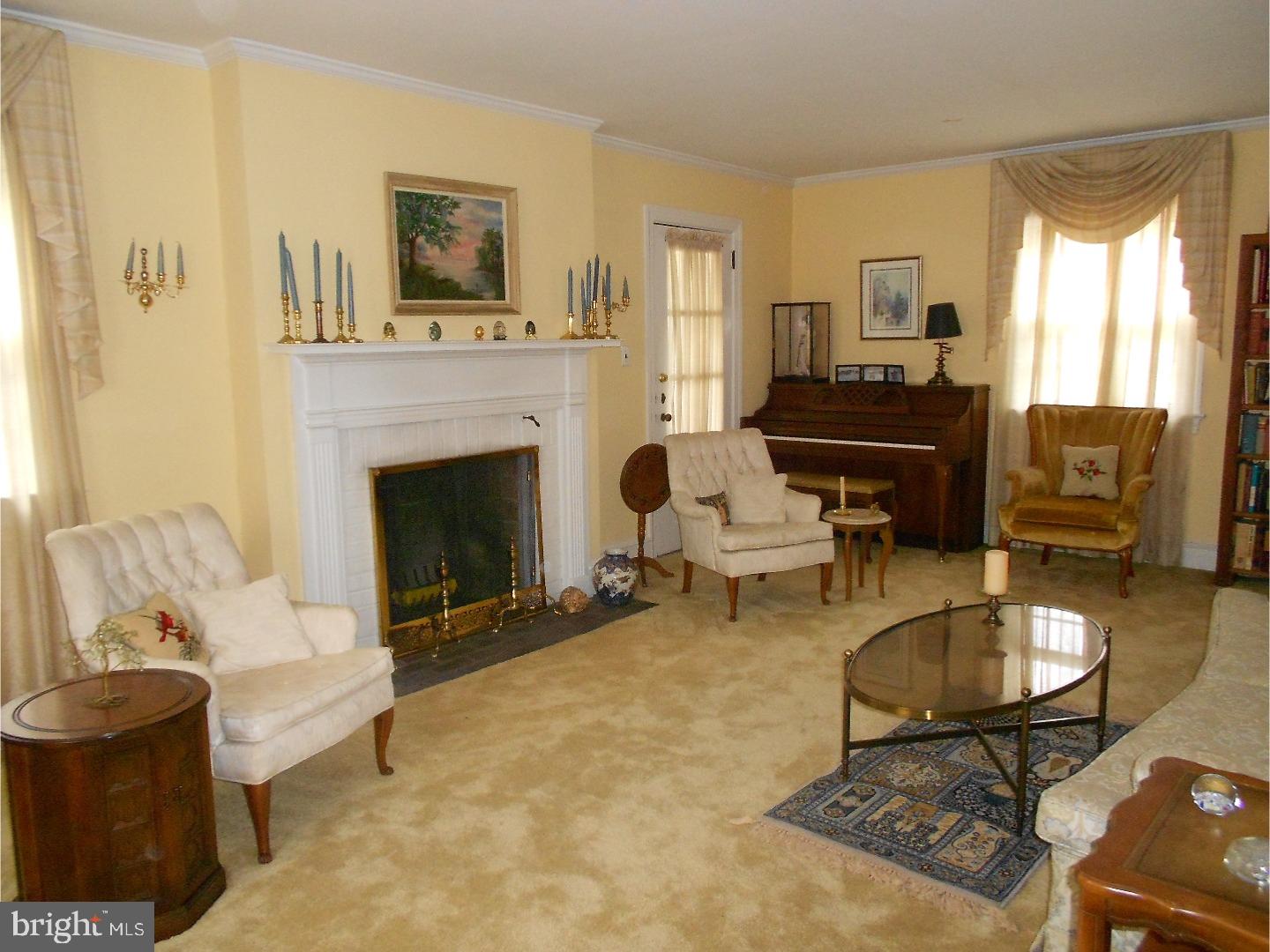 102 Old Oak Road Newark, DE 19711 - Photo 8 of 15 Living Room