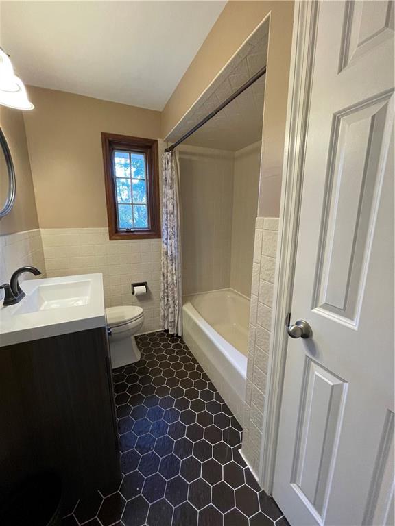 115 Bell Court Road McKees Rocks, PA 15136 - Photo 10 of 19 a bathroom with a sink toilet and shower