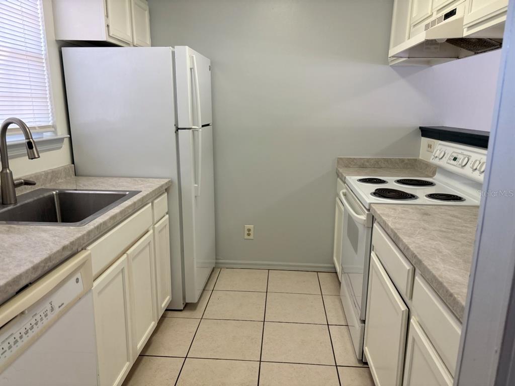 2302 South Maki Road, Unit 25 Plant City, FL 33563 - Photo 8 of 8 a kitchen with a sink and a refrigerator