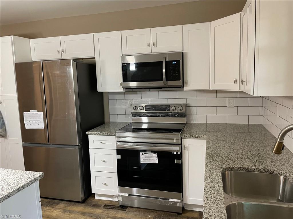 Quality kitchen includes Samsung refrig.