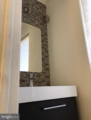 12050 Edgemere Circle Reston, VA 20190 - Photo 8 of 15 Powder room