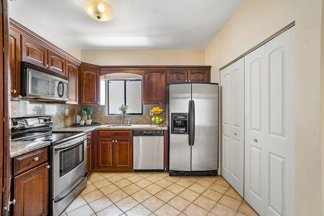 21715 Cromwell Circle Boca Raton, FL 33486 - Photo 5 of 24 Updated Kitchen