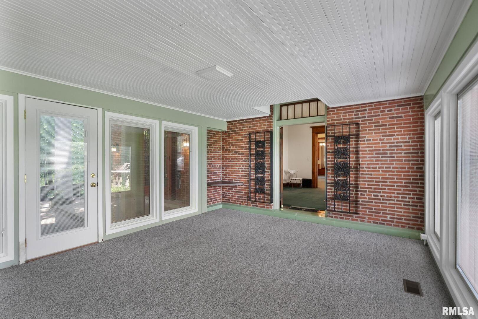 5418 Chapel Hill Road Davenport, IA 52802 - Photo 11 of 69