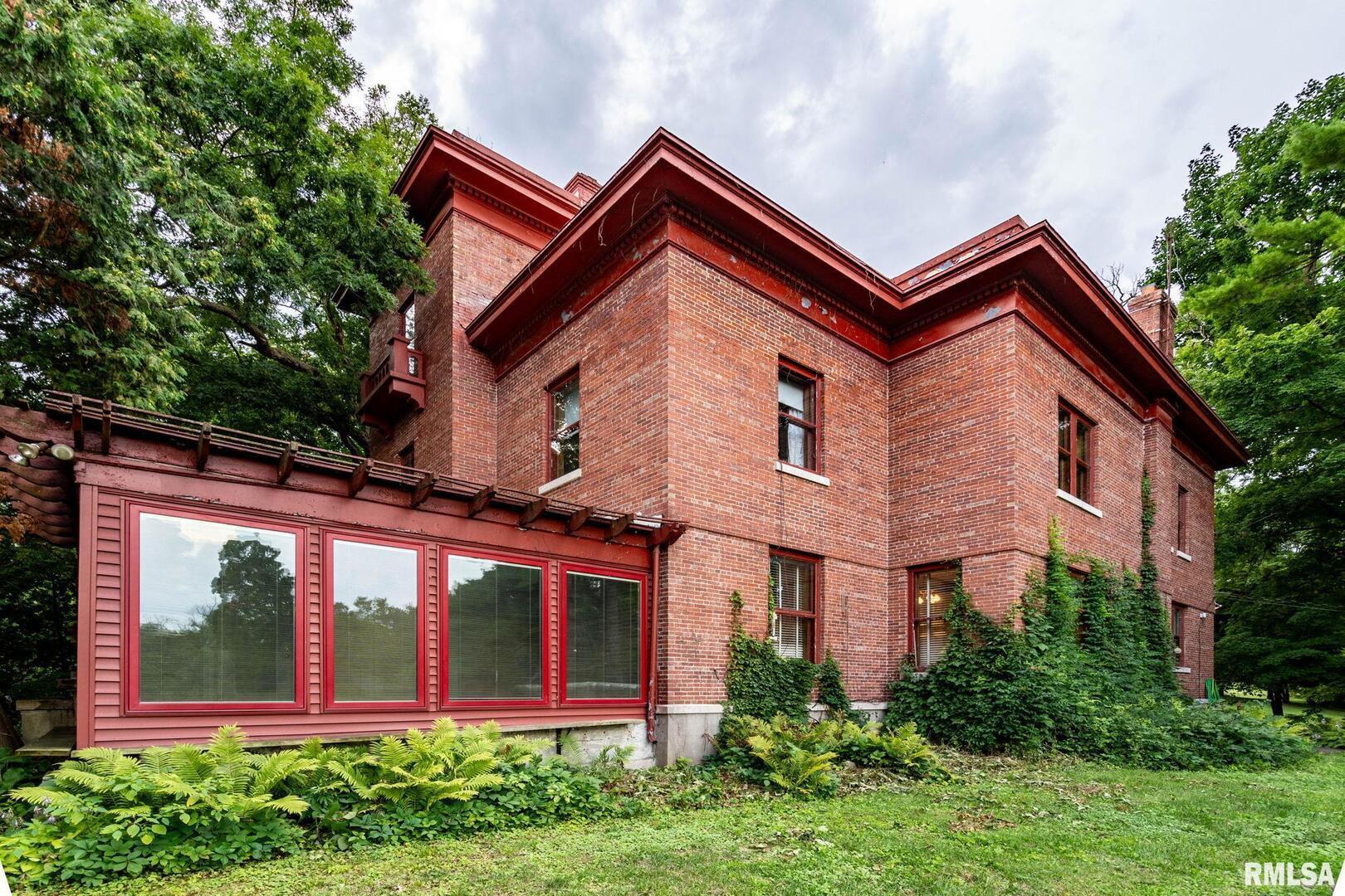 5418 Chapel Hill Road Davenport, IA 52802 - Photo 19 of 69 a front view of a house with garden