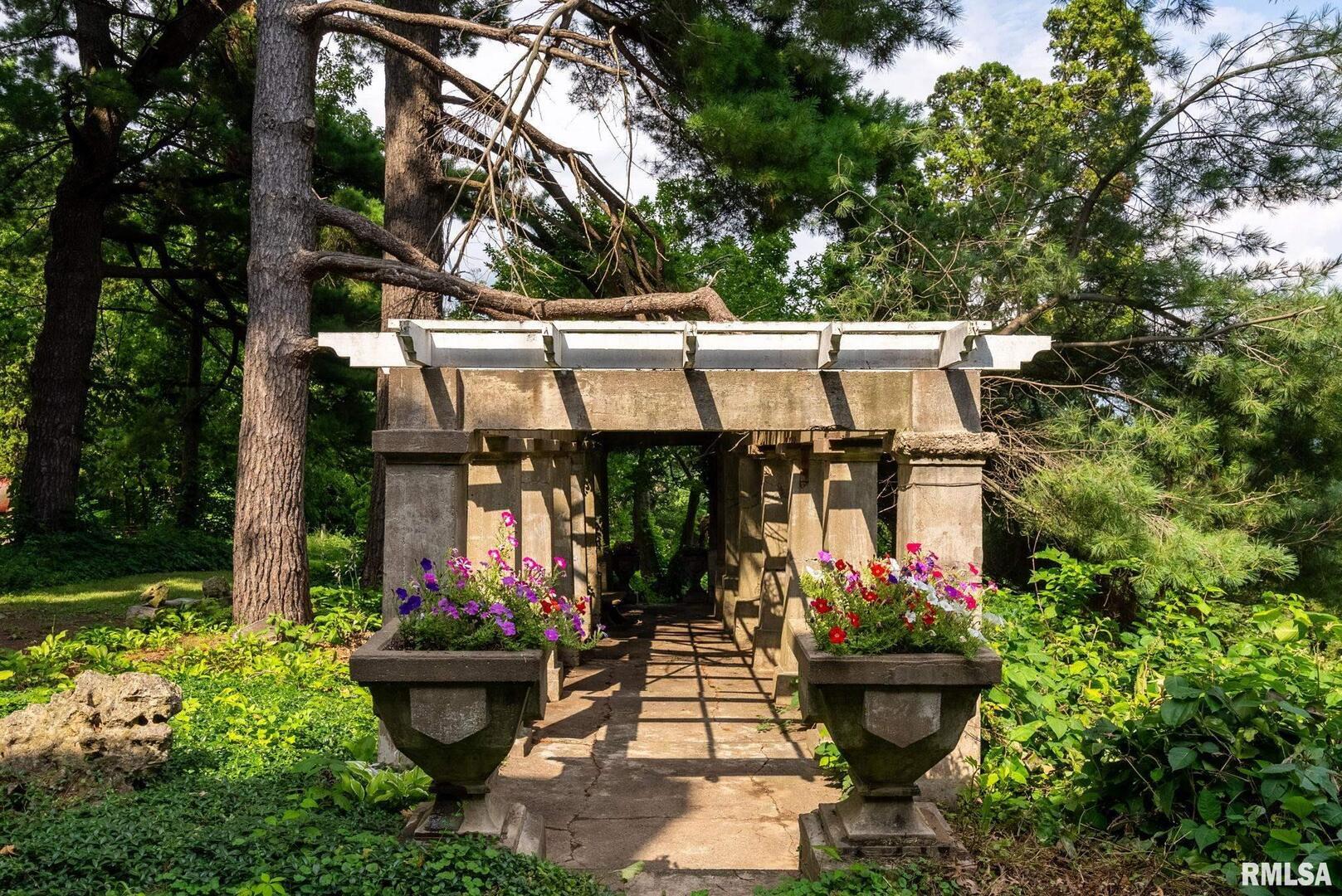 5418 Chapel Hill Road Davenport, IA 52802 - Photo 43 of 69 a view of a backyard with sitting area
