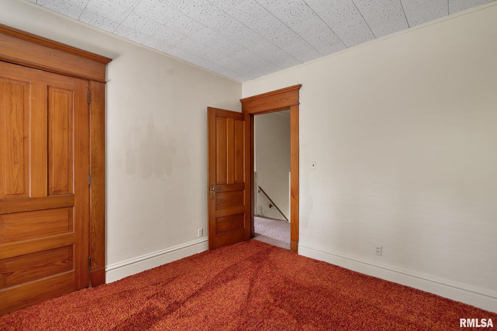 5418 Chapel Hill Road Davenport, IA 52802 - Photo 53 of 69 an empty room with closet