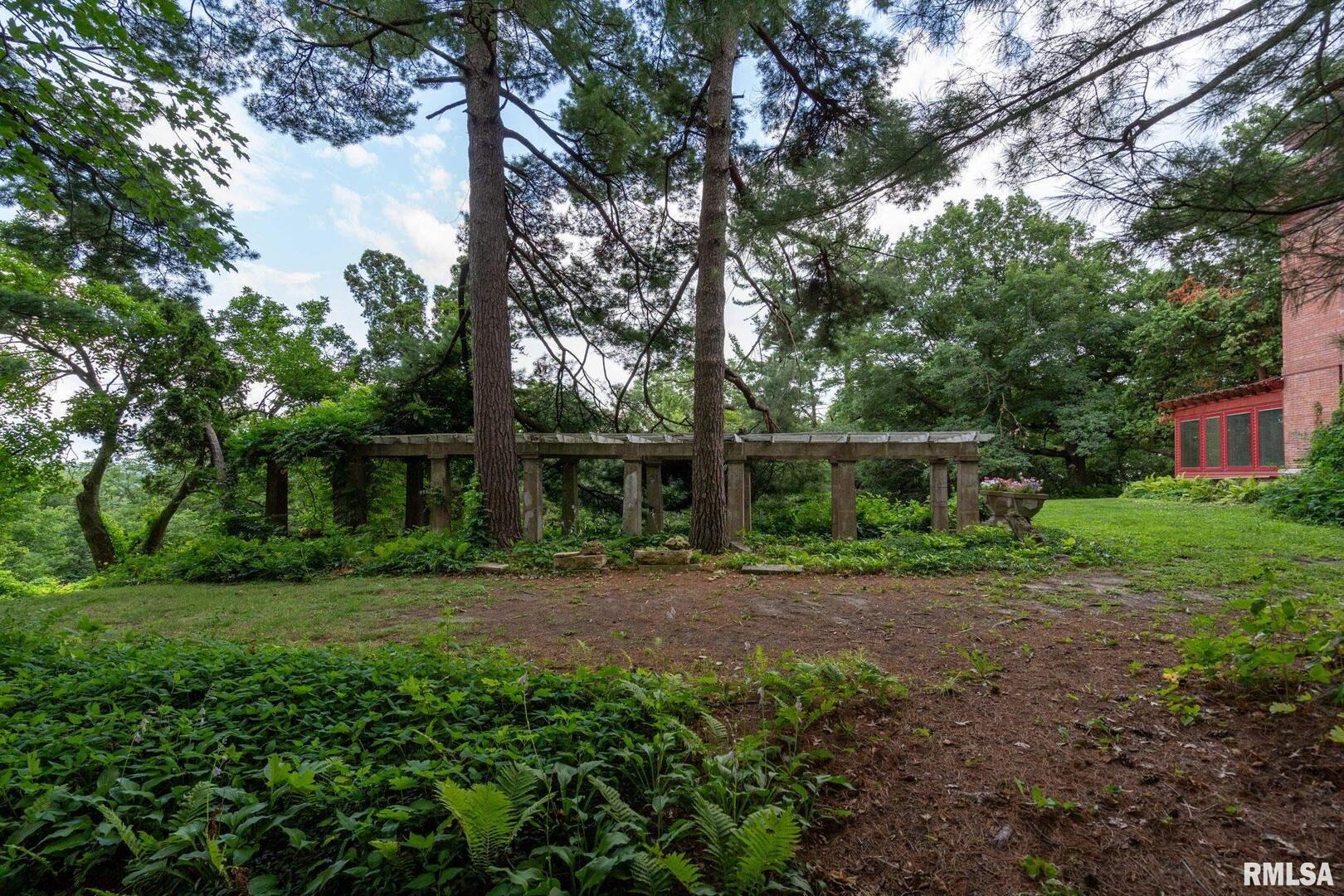 5418 Chapel Hill Road Davenport, IA 52802 - Photo 60 of 69 a view of a backyard with plants and large trees