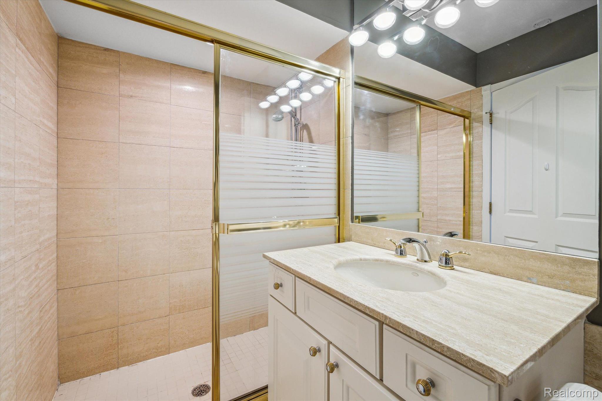 1670 Normandy Road, Unit 10 Clawson, MI 48017 - Photo 16 of 28 Primary Bath With Shower