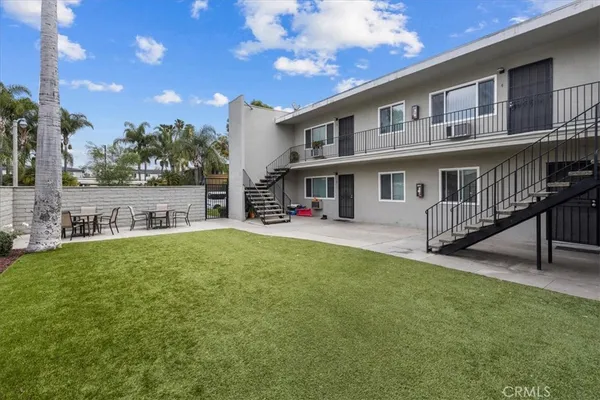 a view of a house with a backyard