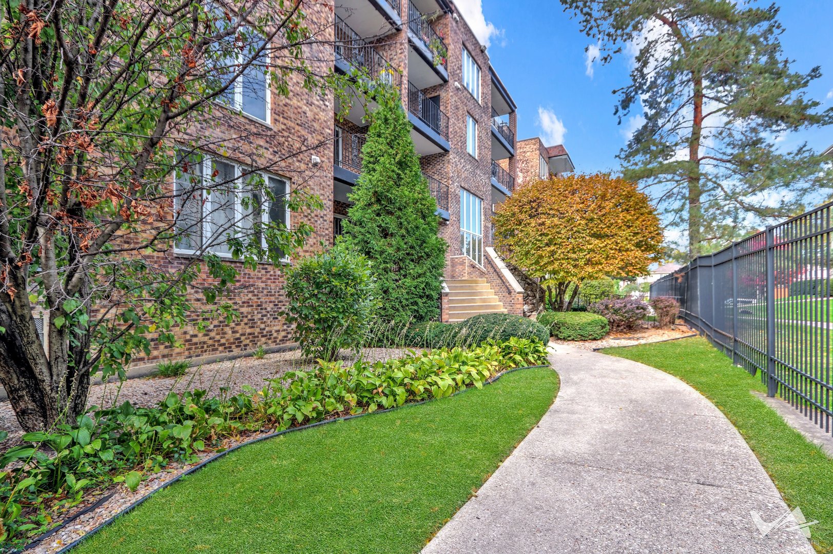 467 Hiawatha Trail, Unit 201 Wood Dale, IL 60191 - Photo 2 of 35