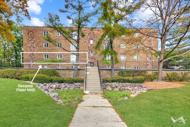 $275,000 | 467 Hiawatha Trail, Unit 201, Wood Dale, IL 60191