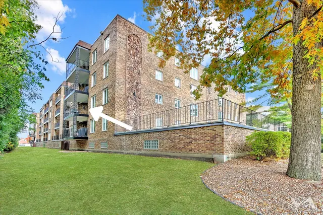 $275,000 | 467 Hiawatha Trail, Unit 201, Wood Dale, IL 60191