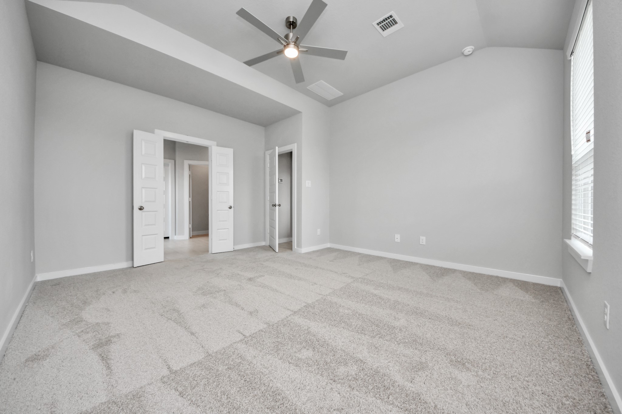11122 Tulip Rdg Trail Houston, TX 77044 - Photo 18 of 34 an empty room with fan and windows