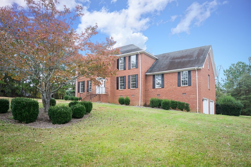 136 Gates Road Lizella, GA 31052 - Photo 3 of 29 a front view of a house with garden