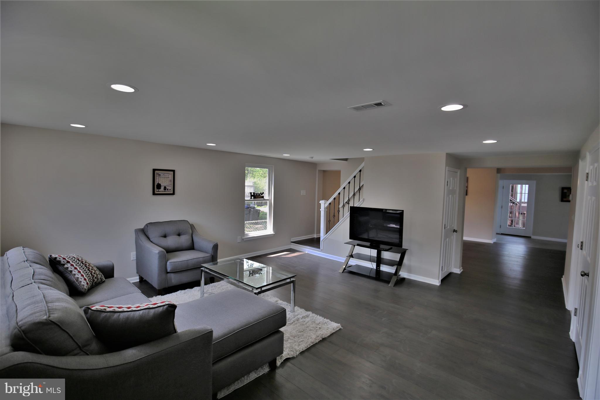 719 North Point Road Baltimore, MD 21224 - Photo 5 of 25 Living Room