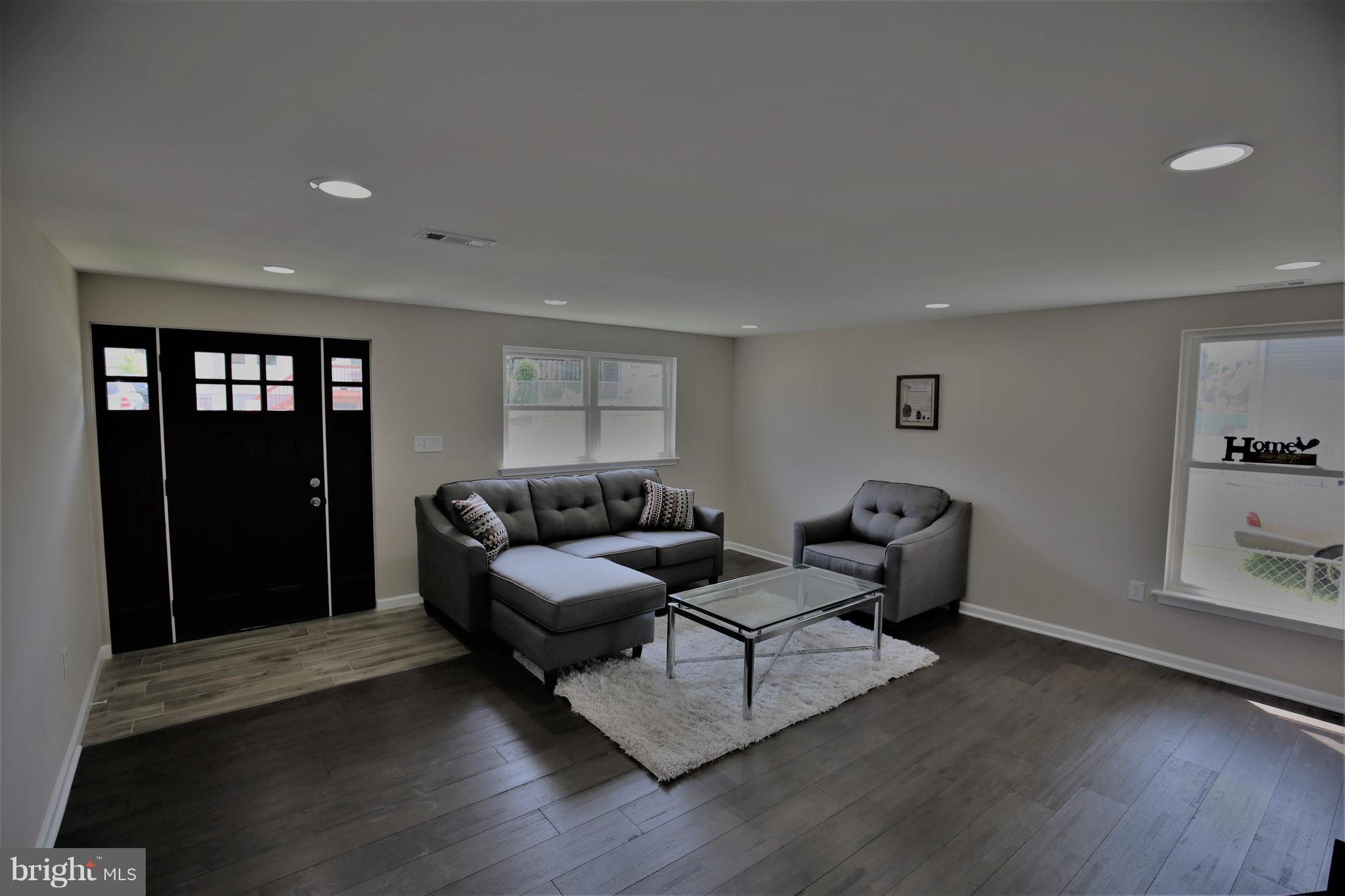719 North Point Road Baltimore, MD 21224 - Photo 7 of 25 Living Room