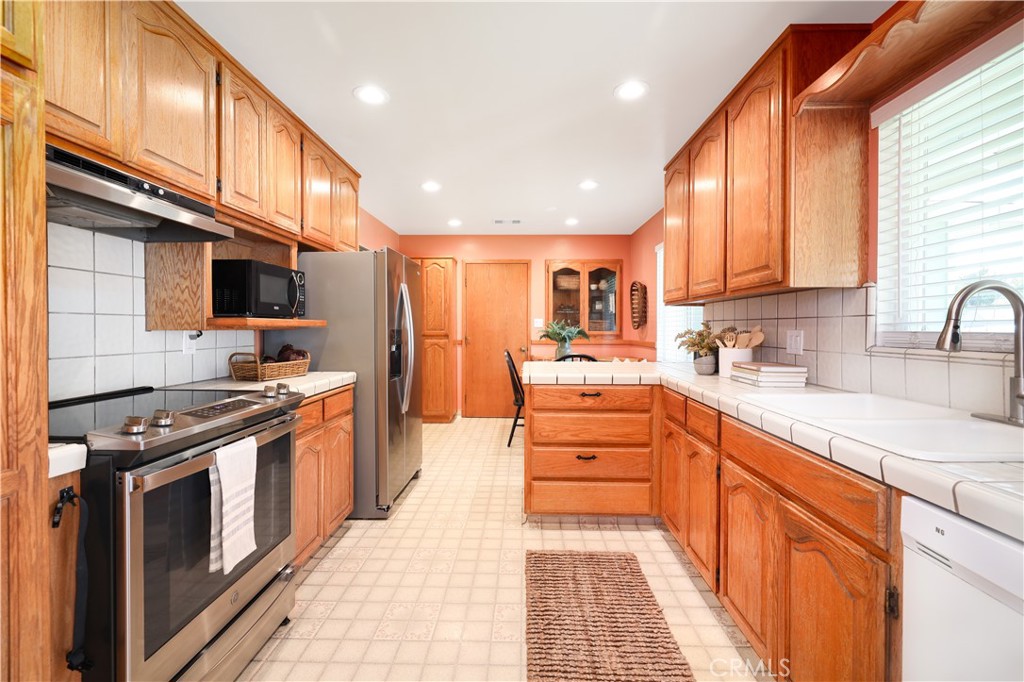 2586 El Paso Way Chico, CA 95973 - Photo 3 of 38